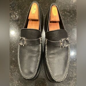 FERRAGAMO loafer/black with white stitching